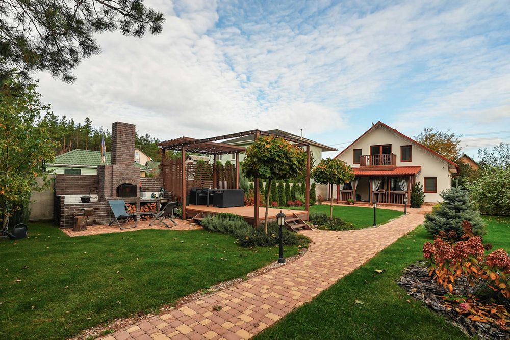 Оренда будинку біля лісу з ванною у спальні, каміном і мангалом.