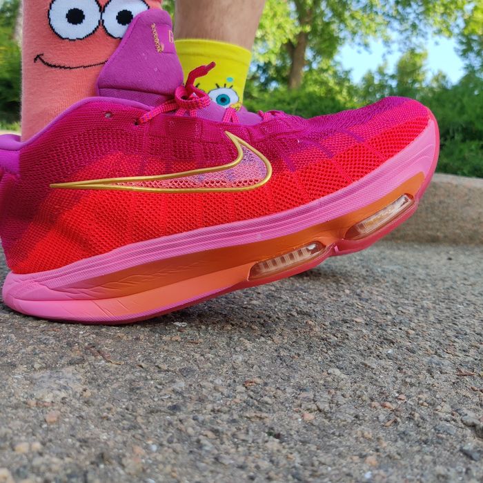 Рожеві баскетбольні волейбольні кросівки Nike hustle 3