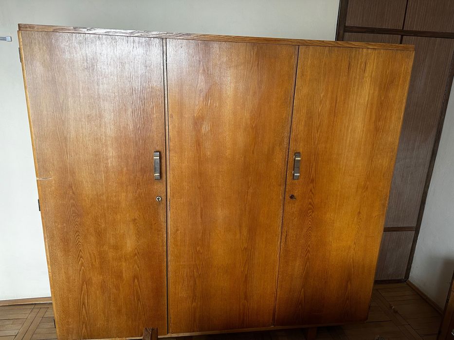 Szafa drewniana trzydrzwiowa