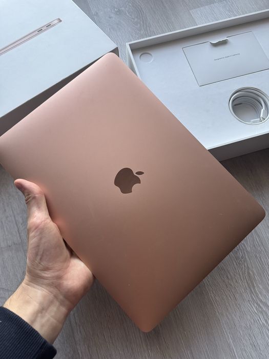 MacBook Air 13 M1 8/256, гарний стан