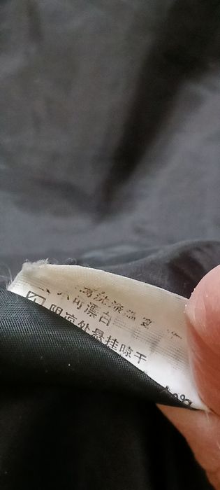 Czarna błyszcząca pikowana kurtka z kapturem rozm40