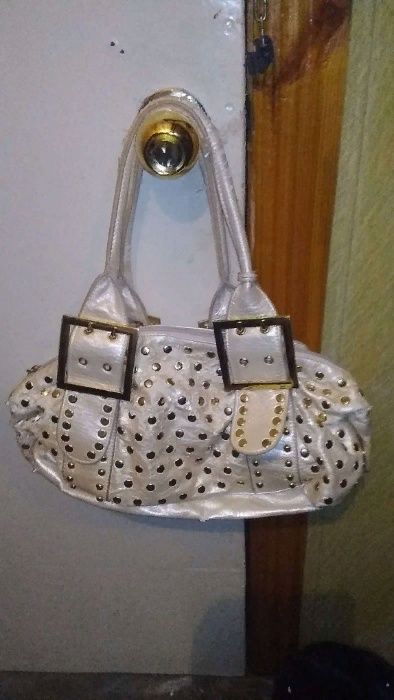 Продам женскую сумочку с украшениями белого цвета .