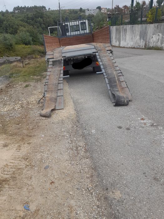 Camiao com plataforma para maquinas