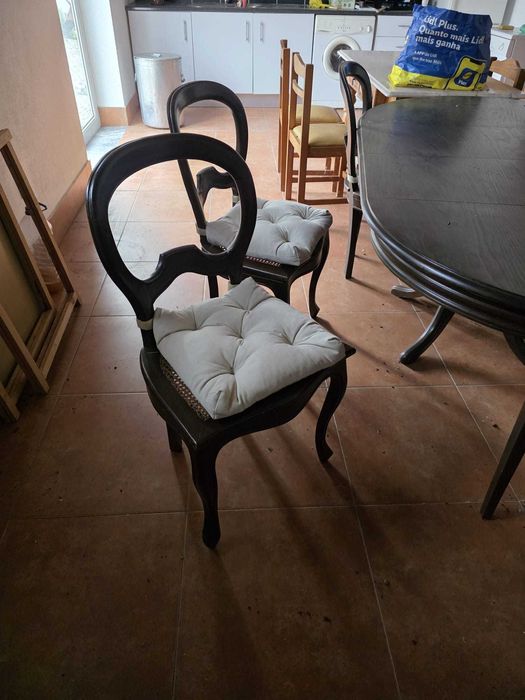 Mesa de jantar em carvalho + 5 cadeiras + 2 cadeiras por arranjar