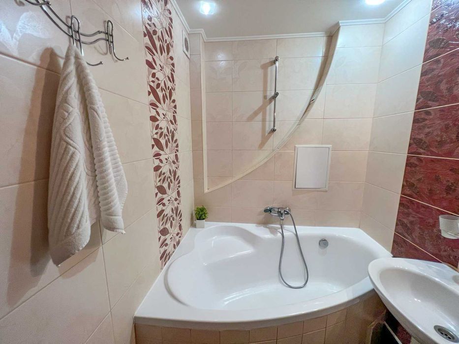 Бульвар Лесі Українки 28, 1к, метро Печерська 3 хв, подобово/погодинно