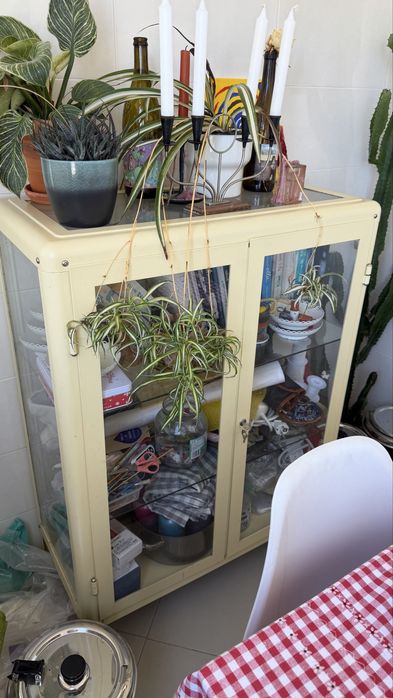 IKEA FABRIKÖR vitrina amarela