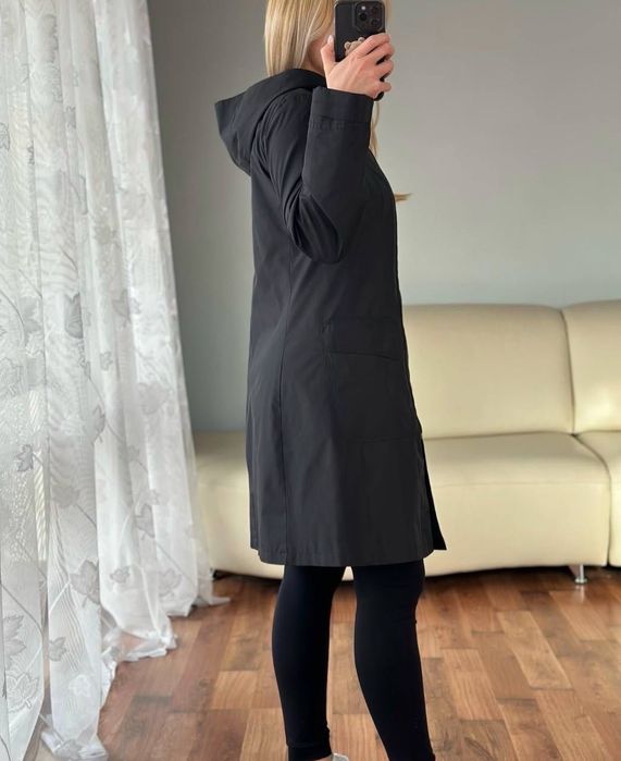 Чорний дощовик на замок