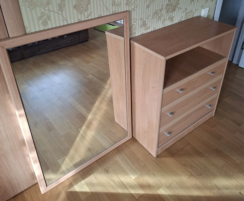 Комод та навісне дзеркало