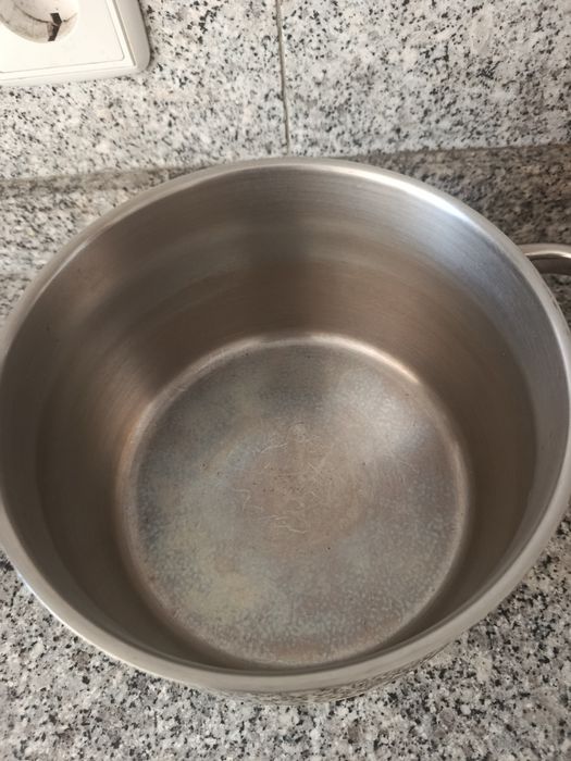 Panela da sopa e fervedor leite ou água.