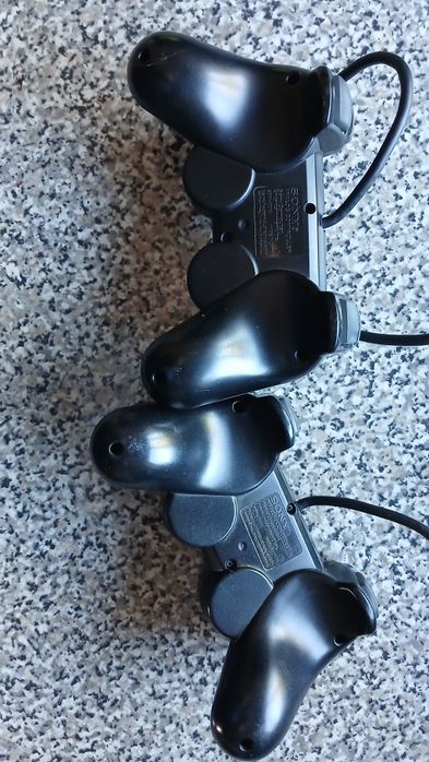 Conjunto de 8 jogos e 2 comandos duallshock da Sony Ler descrição