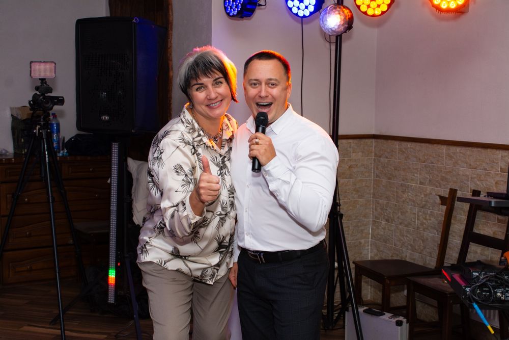 Ведуча зі смаком гумору .