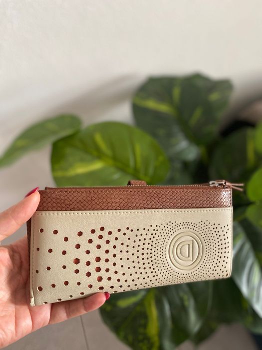 Porta moedas/ cartões desigual