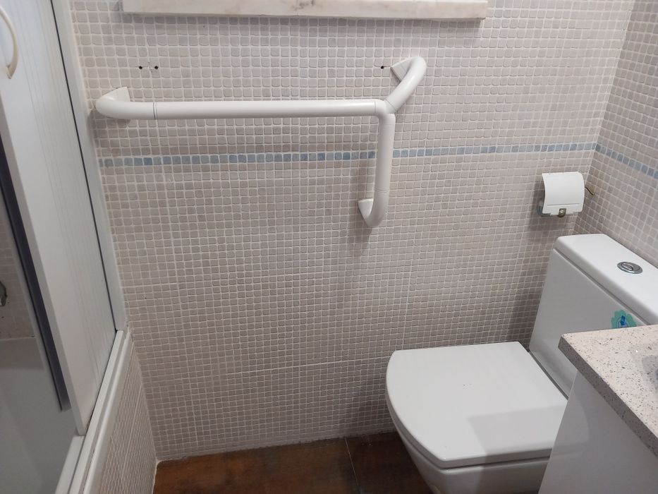 Apoios WC para pessoas com mobilidade reduzida