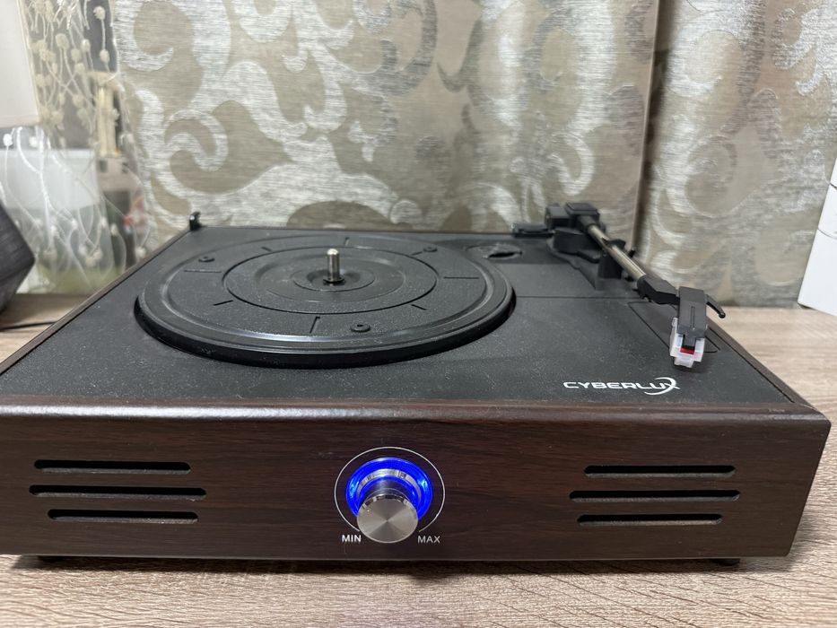 Програвач для вінілових пластинок,з можливістю підʼєднання до блютуз