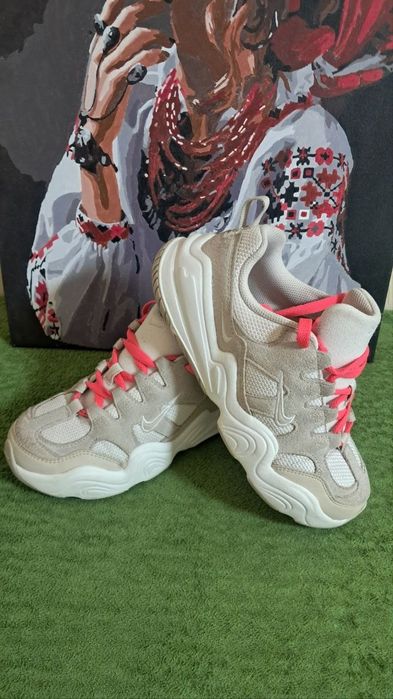 Жіночі кросівки Nike Tech Hera