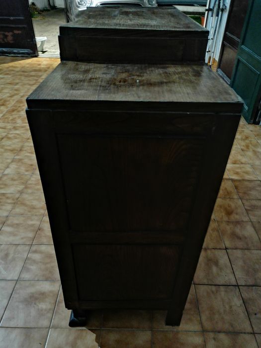 Móvel antigo com 2 portas e 4 gavetas