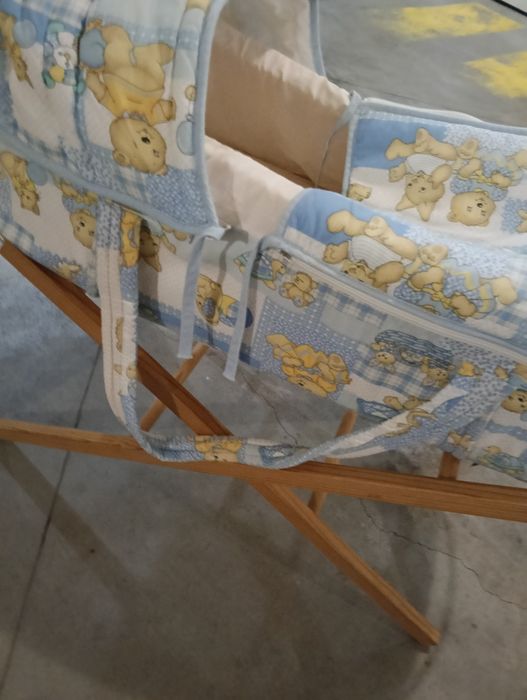 Alcofa de tecido para bebê com suporte