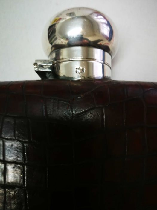 antiga garrafa em pele e tampa em prata de jd&s