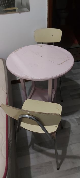 Mesa redonda cor rosa angulo 0.60 x0.60 por 0.80 de altura