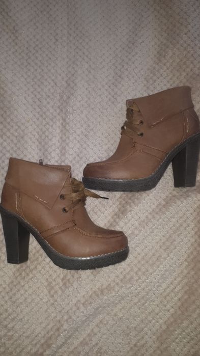 Karmelowe buty na obcasie