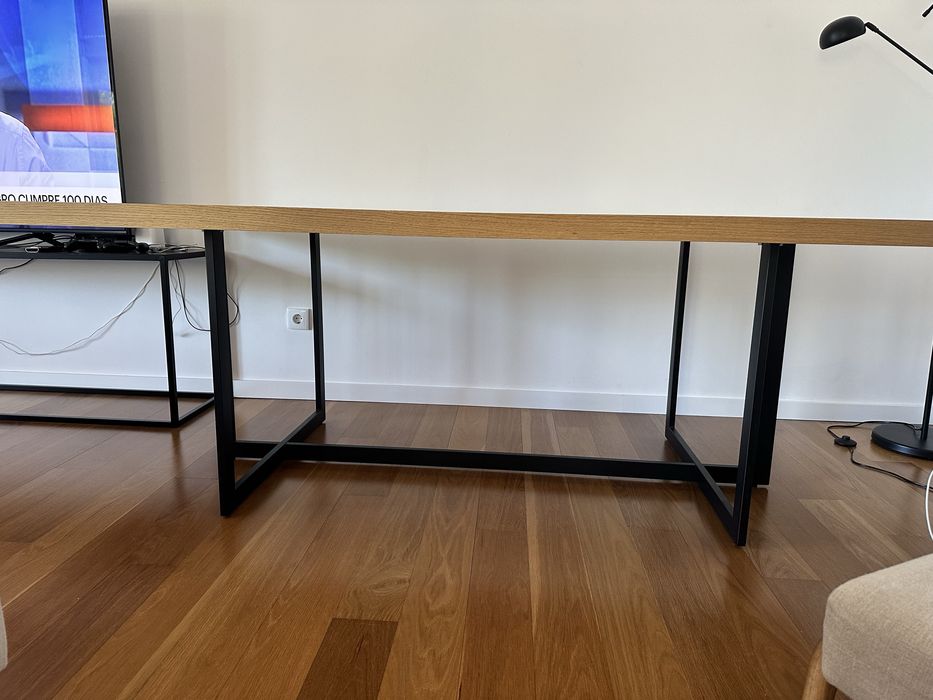 Mesa de sala de jantar em madeira (10 lugares)