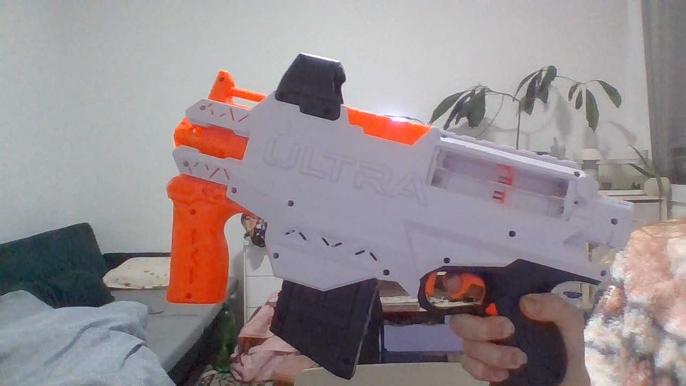 Arma brinquedo com 3 rodadas de resina preço negociável