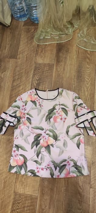 Кофта з бантами  TED Beker з яскравим принтом .