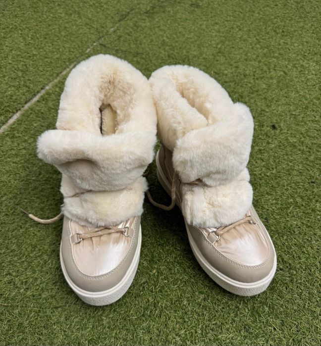 Botas brancas com pelo