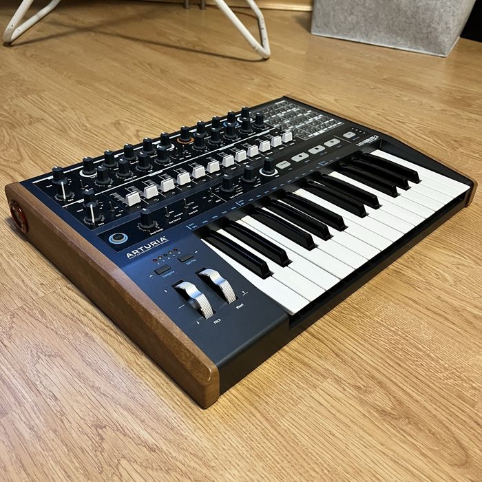 Arturia minibrute 2 аналоговий синтезатор