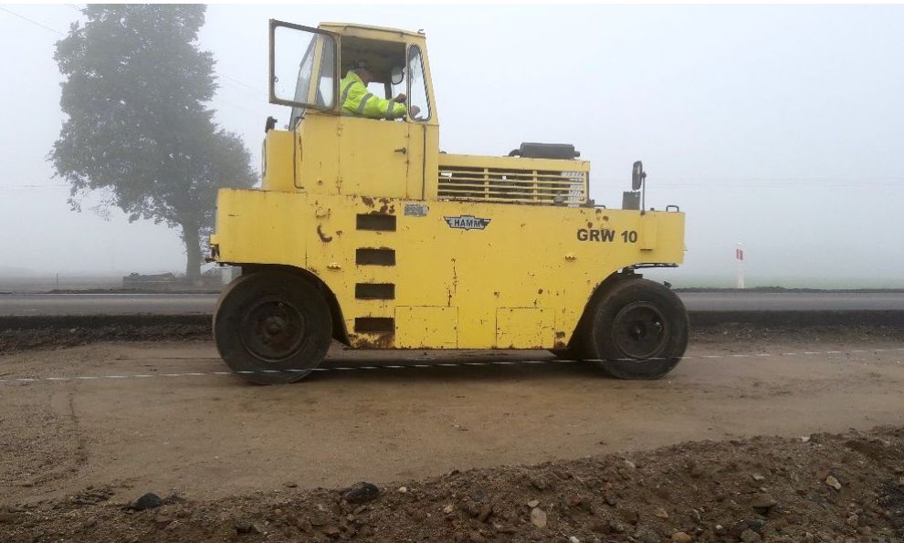 Niwelacja terenu, prace ziemne, spych, cat, koparka, walec, równiarka