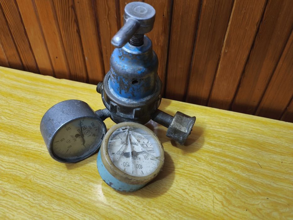 Кислородный редуктор, используемый для газосварки и резки.