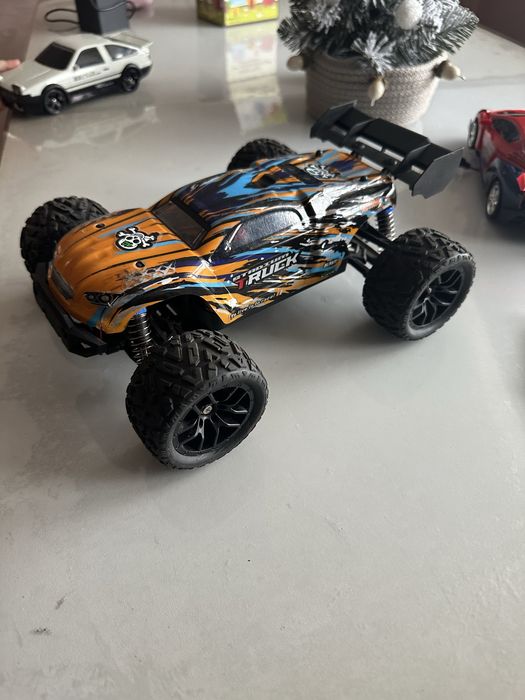 Продам машинку на радіокеруванні