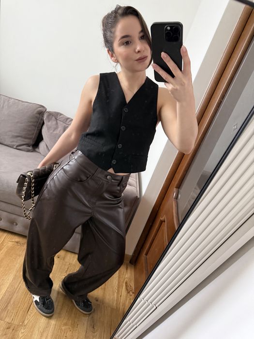 Шкіряні боюки та джинси