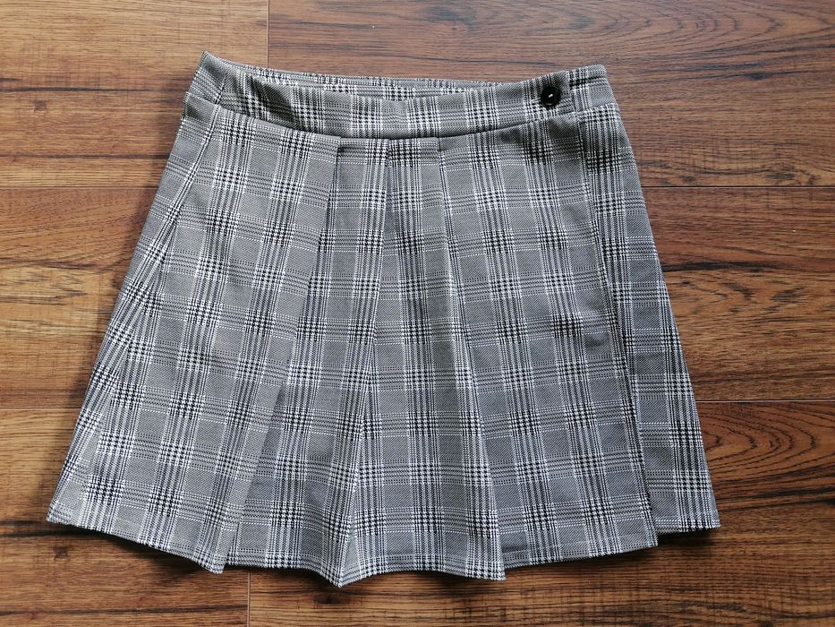 Rozm. ok S, Czarno - biała minispódniczka