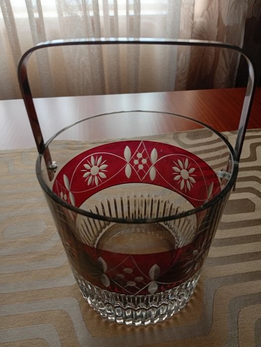 4 Peças de cristal da Marinha grande com decoração  em vermelho.