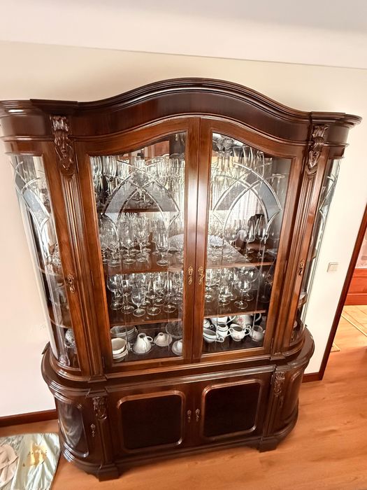 Conjunto sala completo(mesa + 6 cadeiras + cristaleira/ aparador) clássico e em bom estado