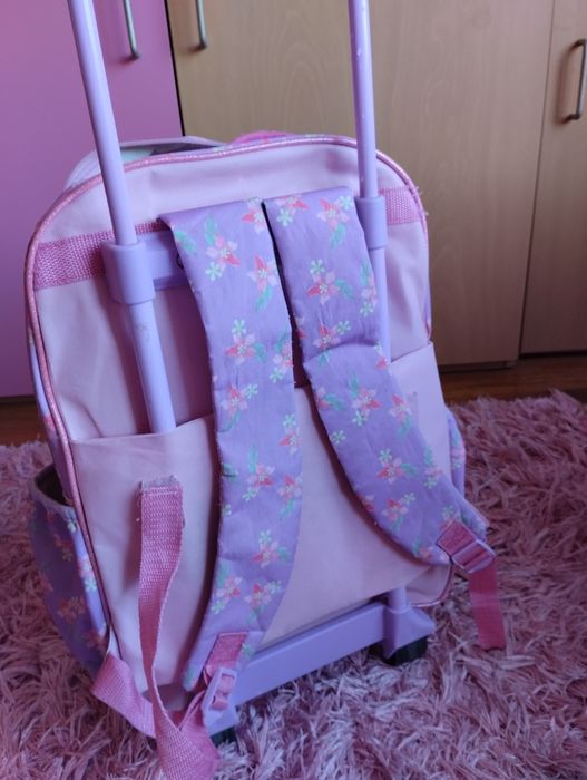 Mochila escolar em bom estado mas com marcas de uso