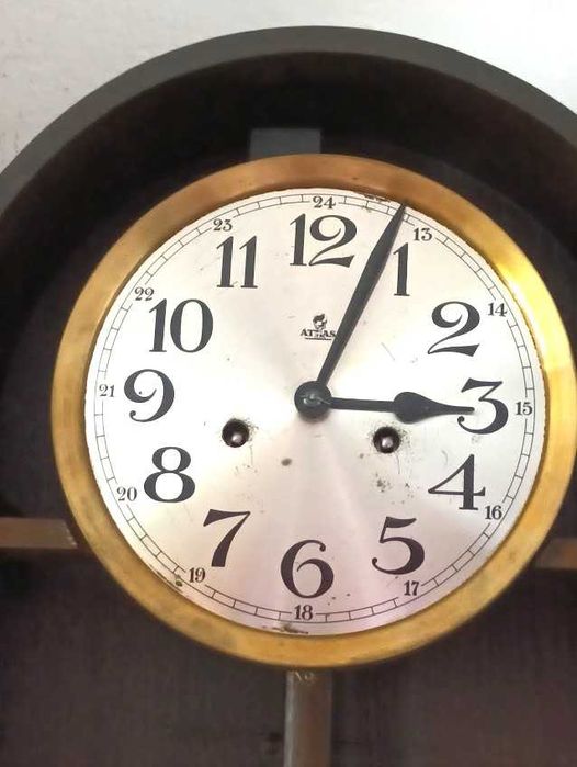 Stary zegar wiszący typu baba.