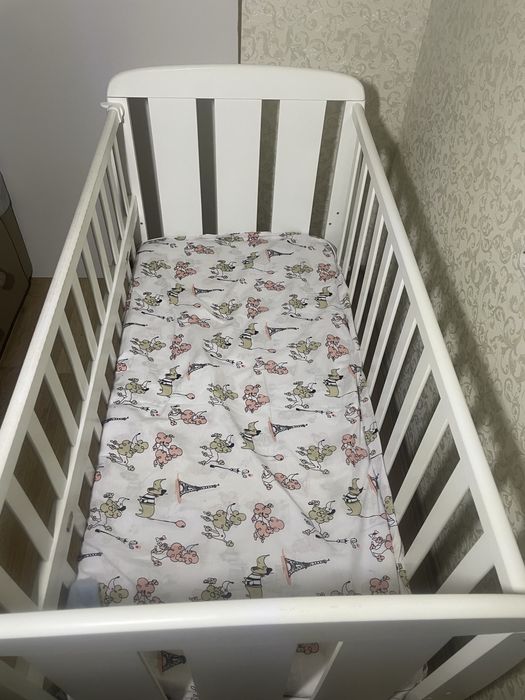 Дитяче ліжечко з матрацом