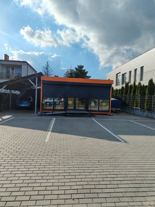 BUDYNEK OK. 42 m² NA WYNAJEM. Parking, klimatyzacja, fotowoltaika