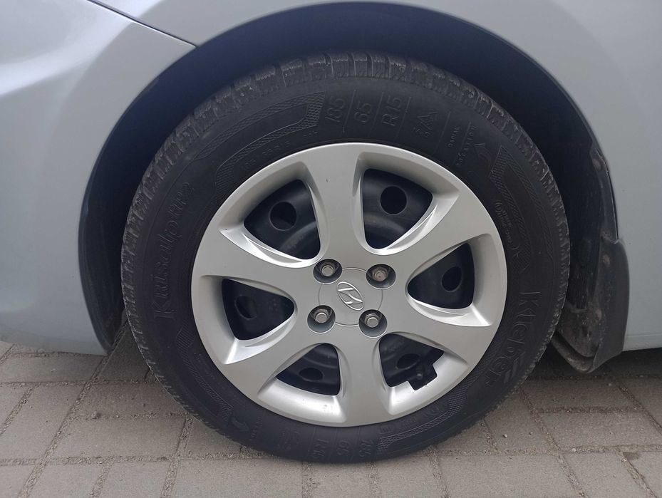 Отличный HYUNDAI Accent 1.4 газ/бензин 2012 года