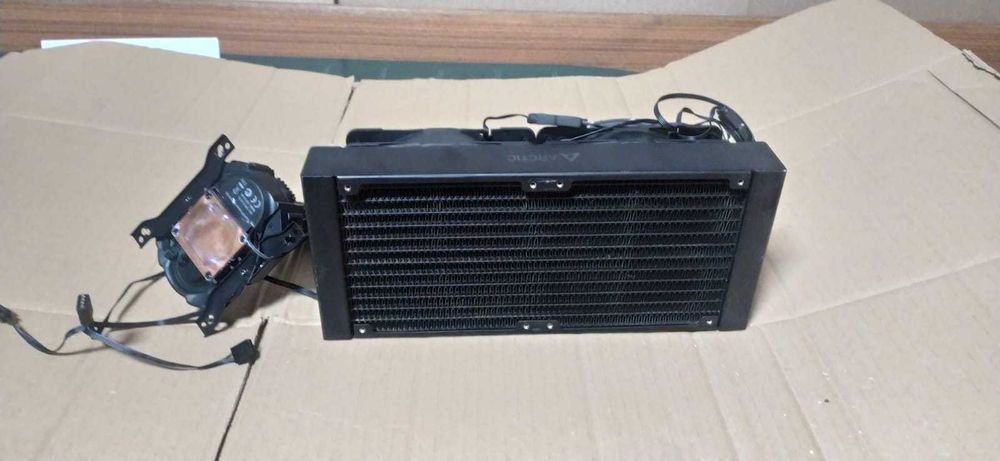 Water Cooler Liquid Freezer II 240mm RGB da ARTIC