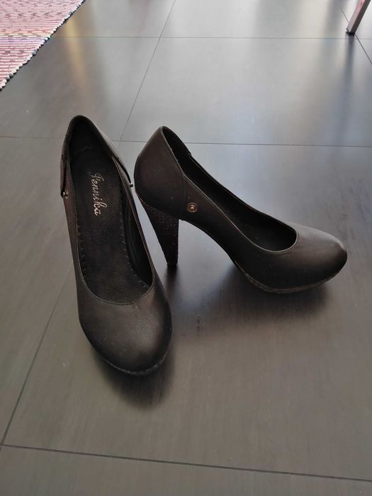Sapato preto em pele