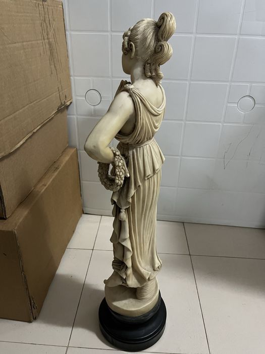 Estátua decorativa com base