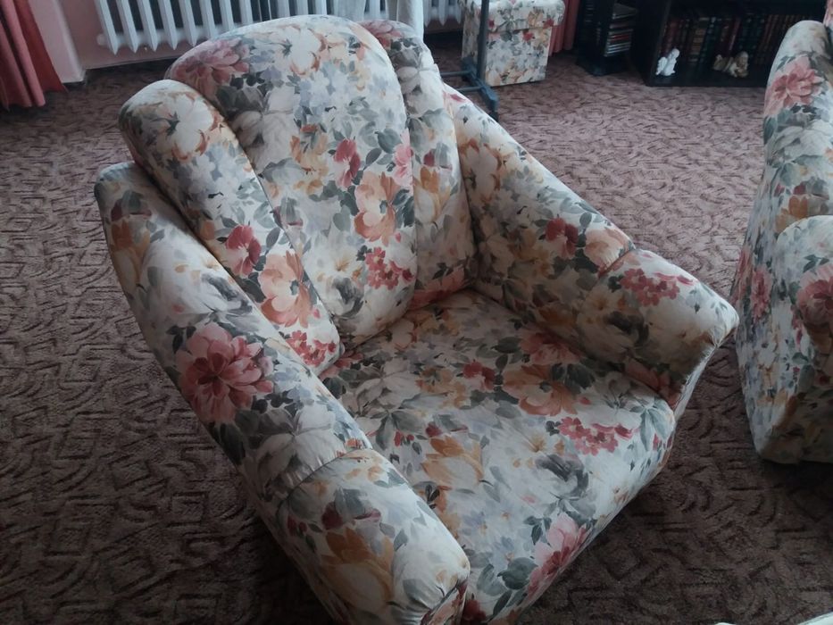 Komplet z fotelami i pufami