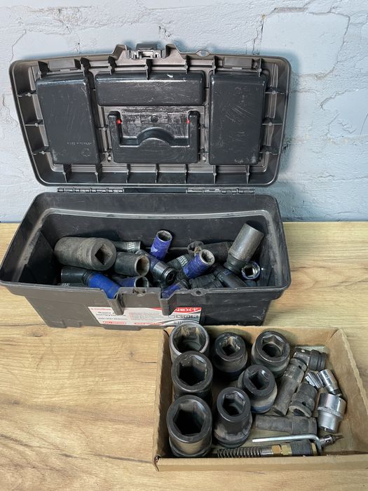 Слюсарні інструменти, набір інструментів, ключі, набір ключів