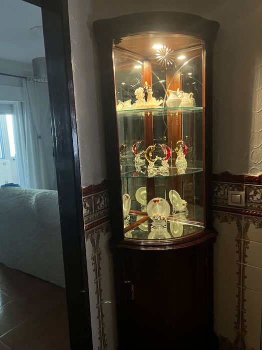 Cristaleira/Vitrine de Canto em Madeira com Espelho e Iluminação
