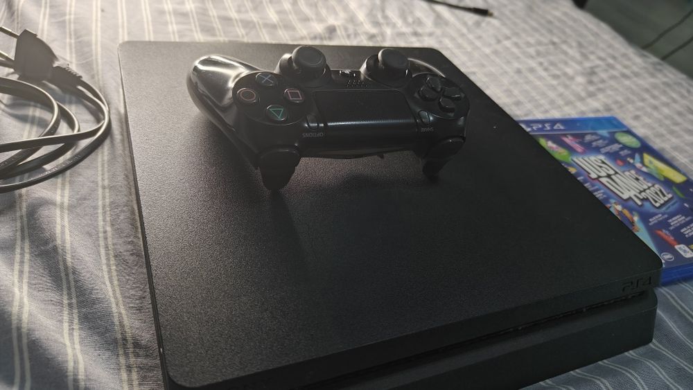 PS4 Slim 1 TB + gamepad + gra Just Dance 2022
