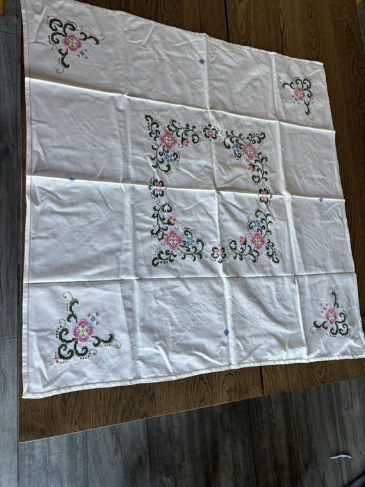 Toalha de mesa bordada a ponto cruz