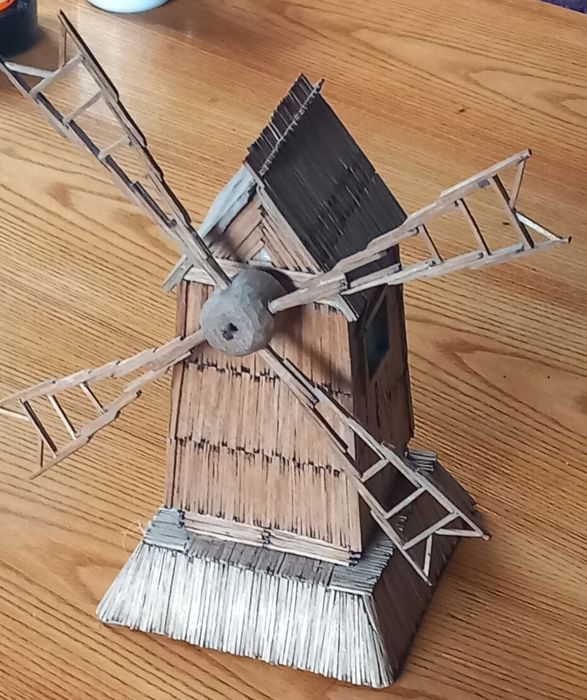 Wiatrak zrobiony z zapałek